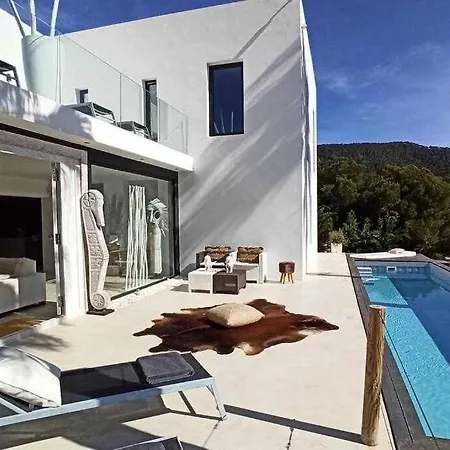 Balinese Near The Outdoor Jacuzzi Cala Llonga (Ibiza)