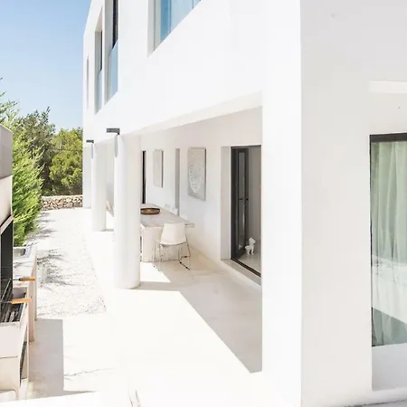 Balinese Near The Outdoor Jacuzzi * Cala Llonga (Ibiza)